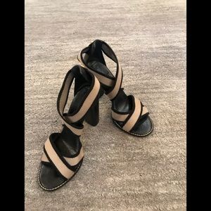 Tory Burch EUC heel w/signature hardware